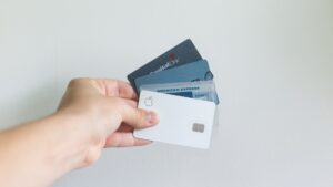 I Norge er det vanlig at barn lærer om økonomi gjennom å bruke et bankkort designet for dem. Bankkort barn og bankkort barn DNB er nøkkelord i denne sammenhengen.